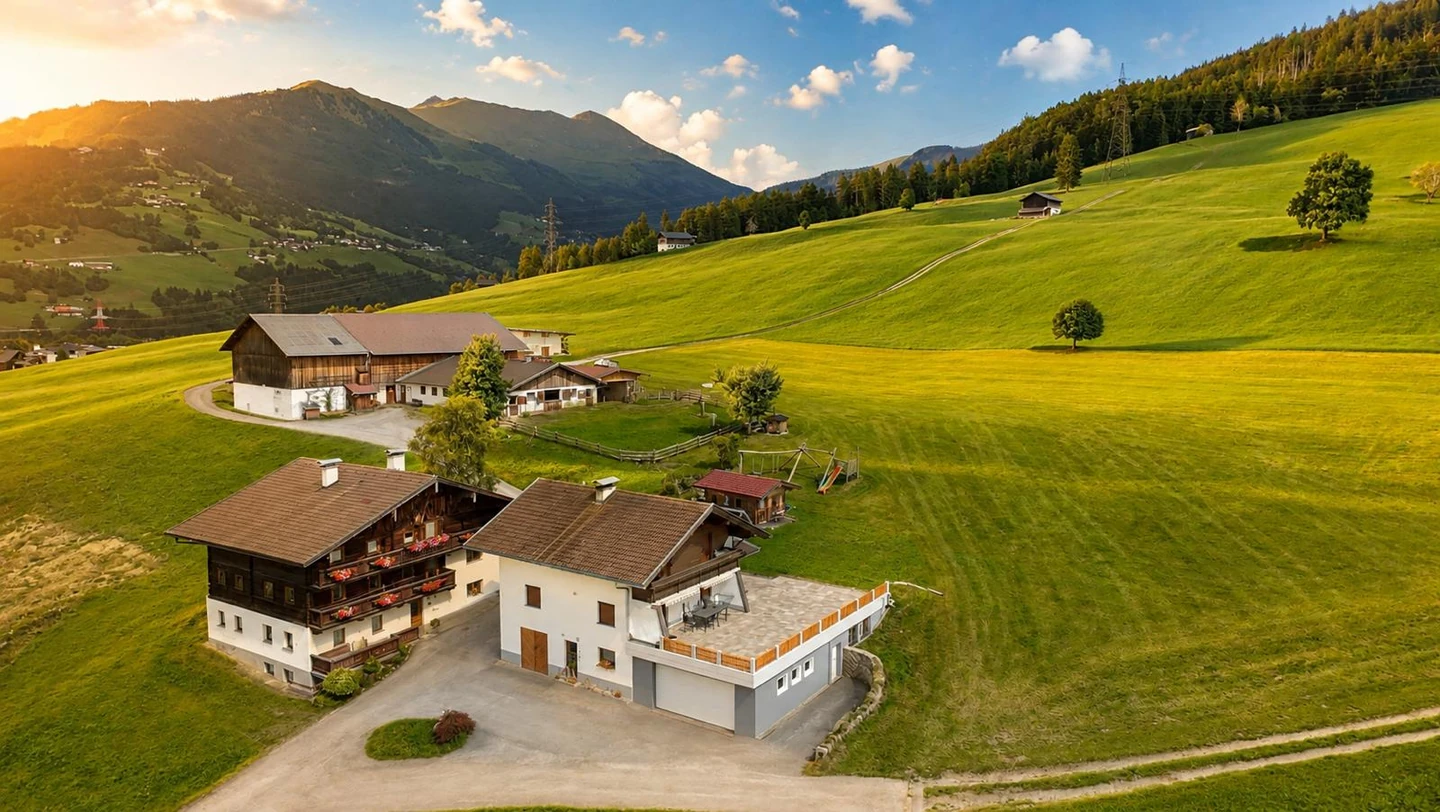 Der Sennhof und sein Ferienhaus zwischen grünen Wiesen im Abendlicht