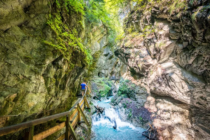 Wasserfall und Wanderweg in der Wolfsklamm