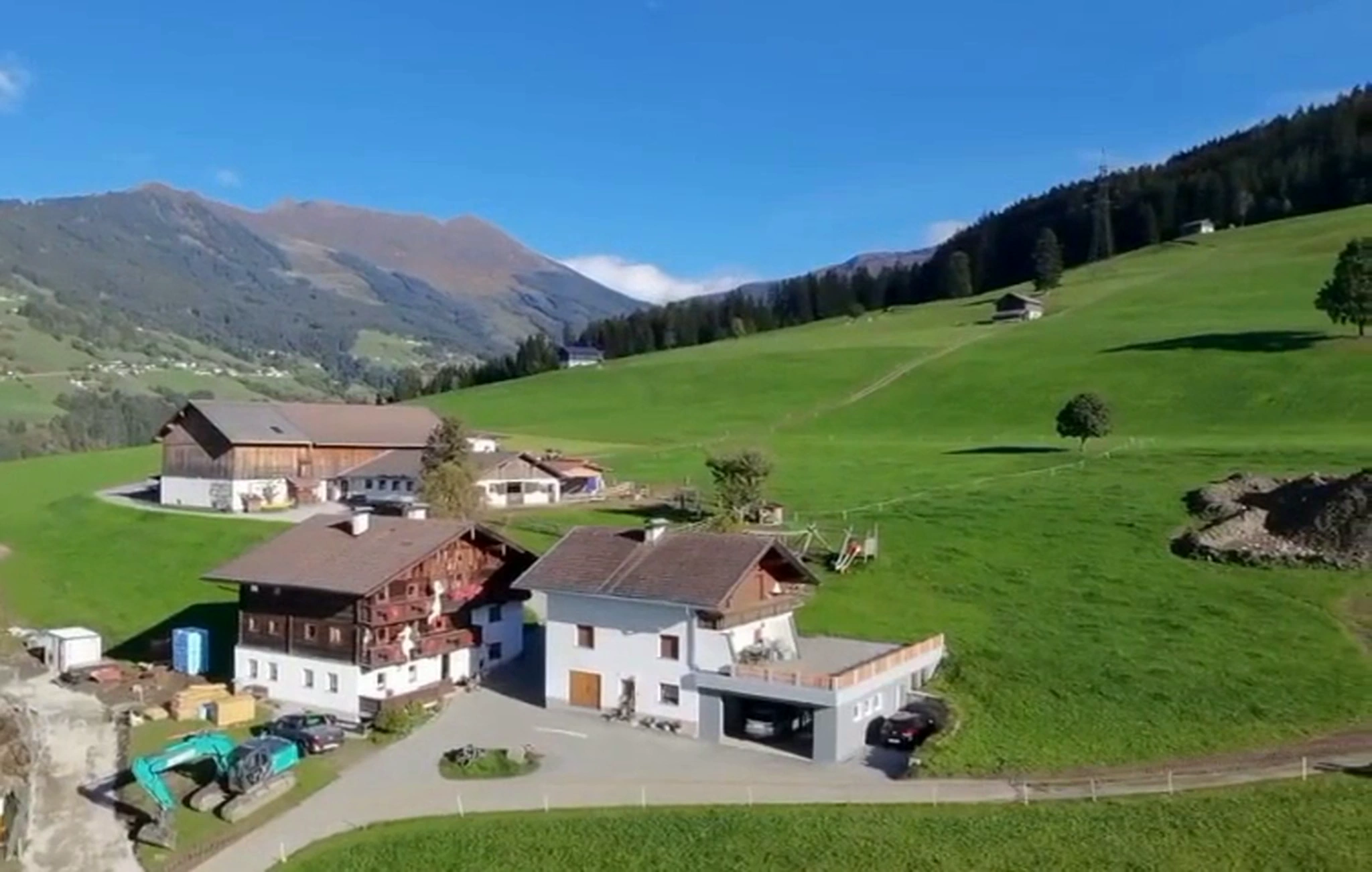 Der Sennhof mit Wiesen und Bergpanorama am Weerberg